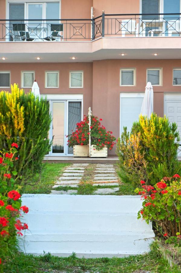 Christina'S Sea House Apartment นิกิติ ภายนอก รูปภาพ