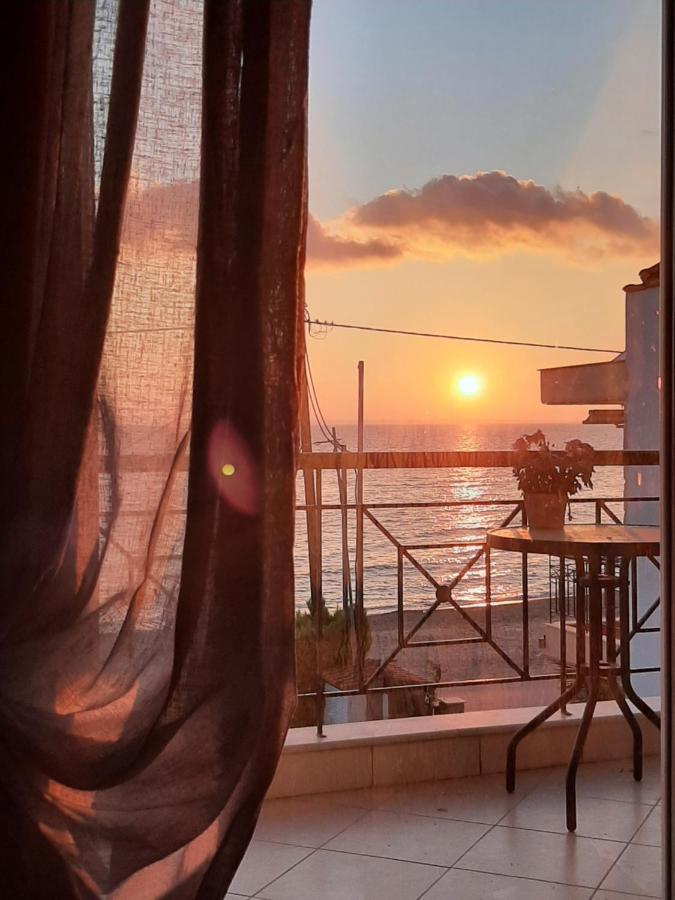 Christina'S Sea House Apartment นิกิติ ภายนอก รูปภาพ