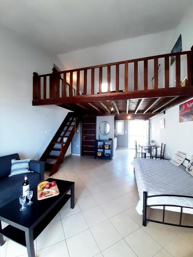Christina'S Sea House Apartment นิกิติ ภายนอก รูปภาพ