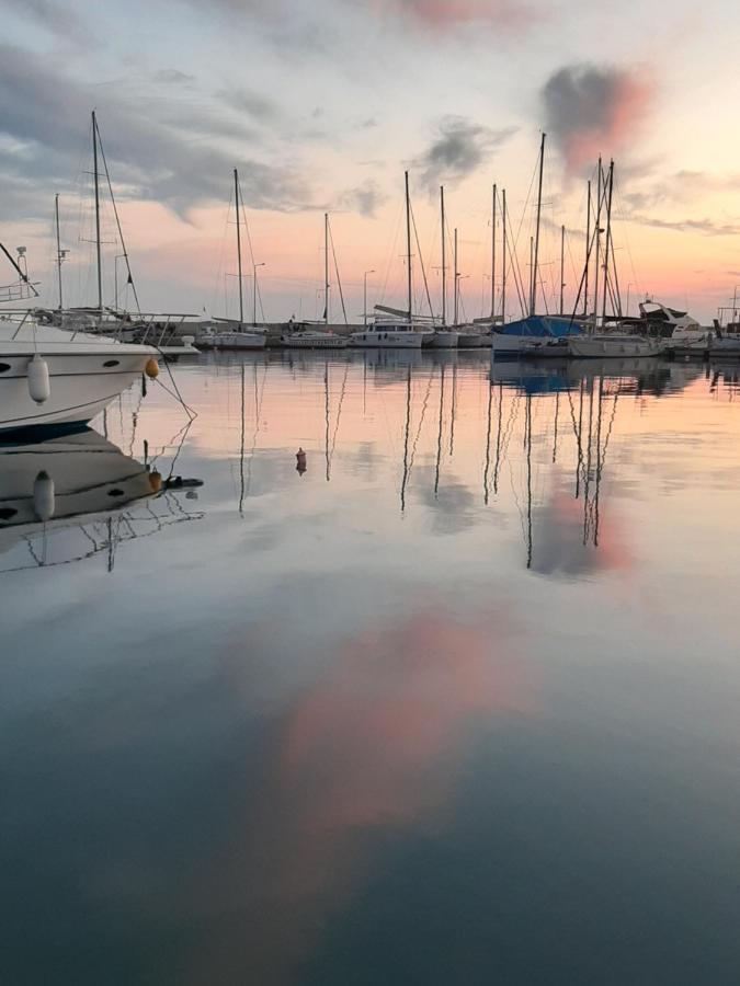 Christina'S Sea House Apartment นิกิติ ภายนอก รูปภาพ