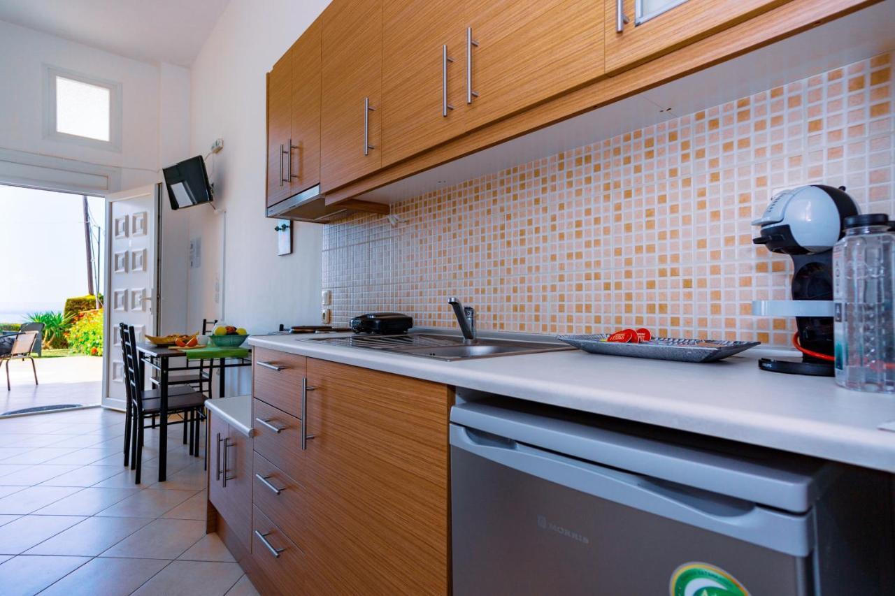 Christina'S Sea House Apartment นิกิติ ภายนอก รูปภาพ