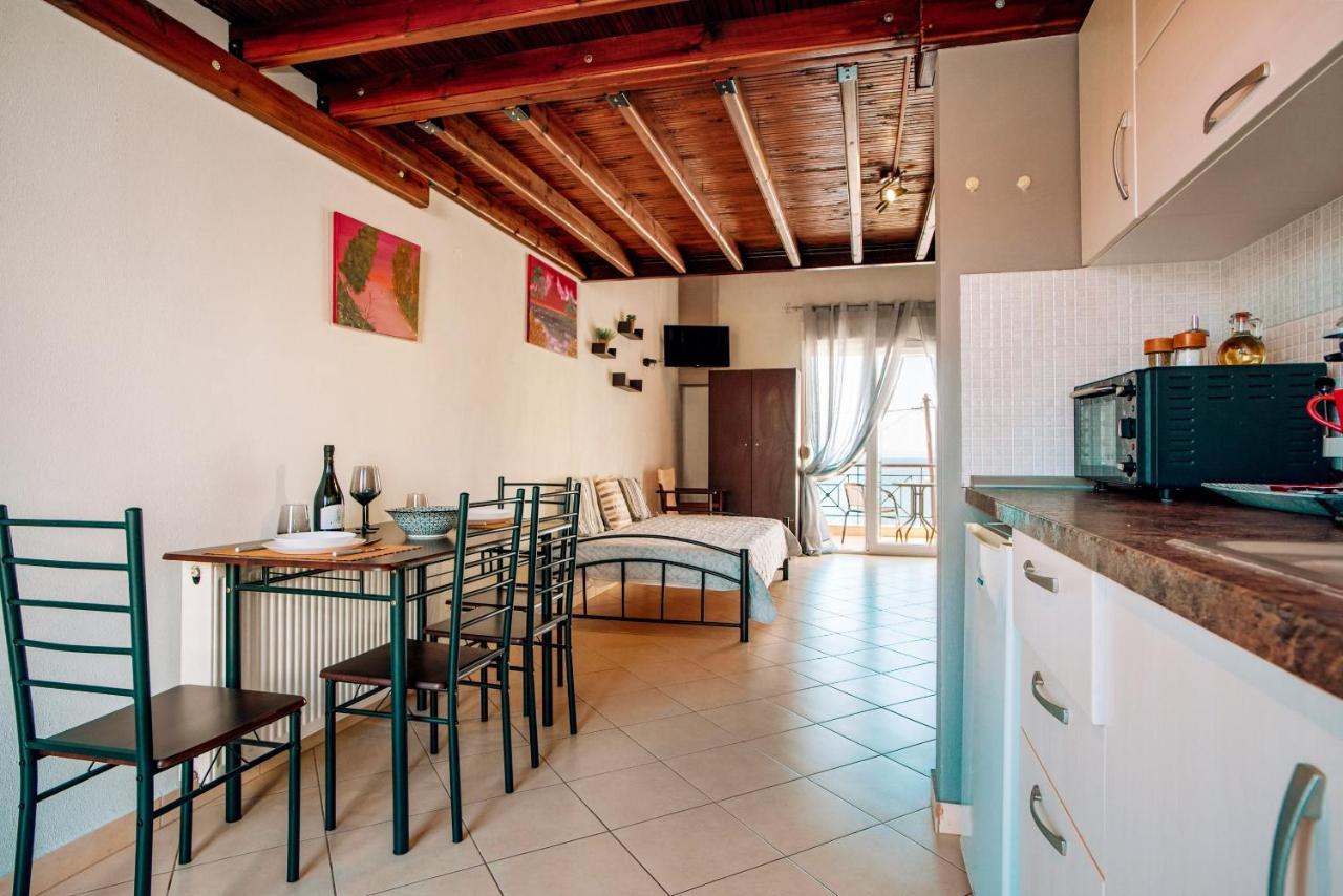 Christina'S Sea House Apartment นิกิติ ภายนอก รูปภาพ