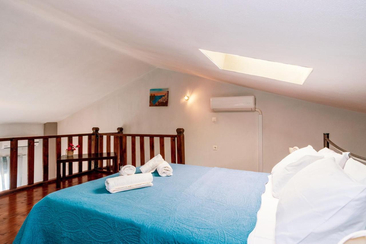 Christina'S Sea House Apartment นิกิติ ภายนอก รูปภาพ